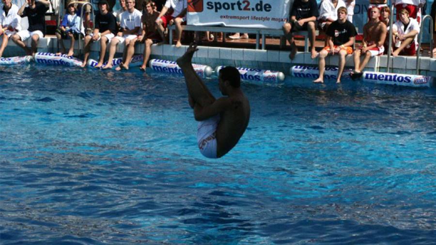 Arschbomben-Schlacht – Splashdiving – Man kann sich in allem messen