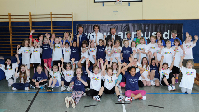 Jens Lehmann gibt Startschuss für Laureus Projekt Kicking Girls