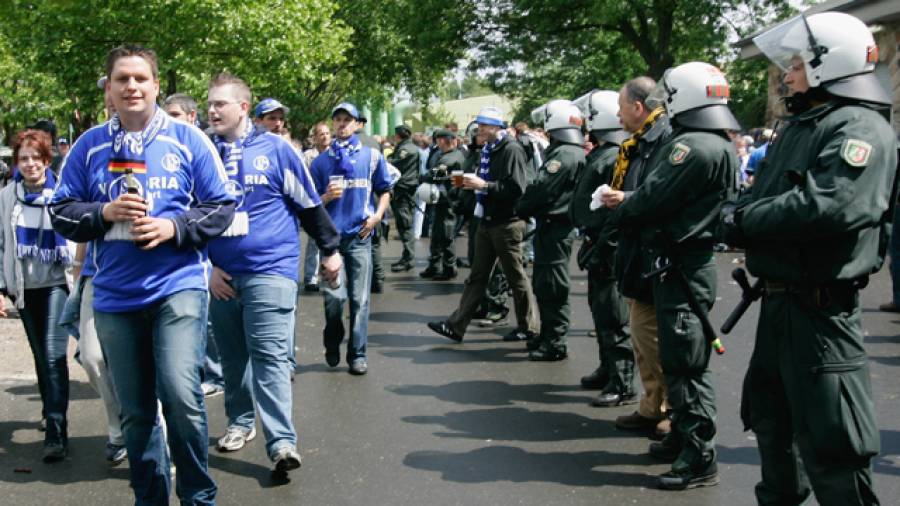 Kommentar: Gewalt im Fußball ist nicht nur im Stadion ein Thema 