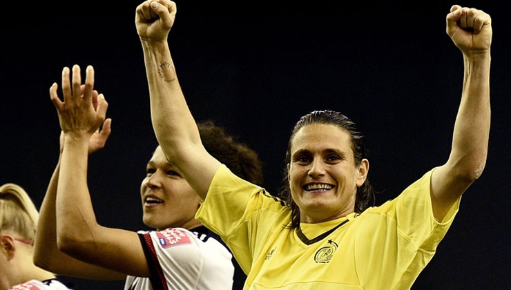 Celia Sasic (links) und Nadine Angerer (rechts) nach dem Sieg gegen Frankreich 