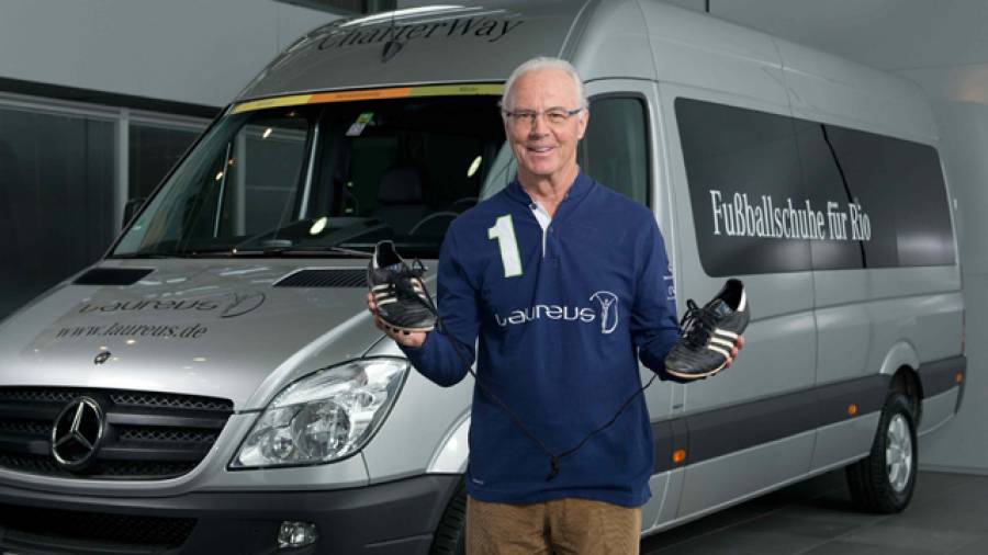 Franz Beckenbauer ruft Deutschland auf: Spendet Fußballschuhe für ein Laureus-Projekt in den Favelas von Rio de Janeiro