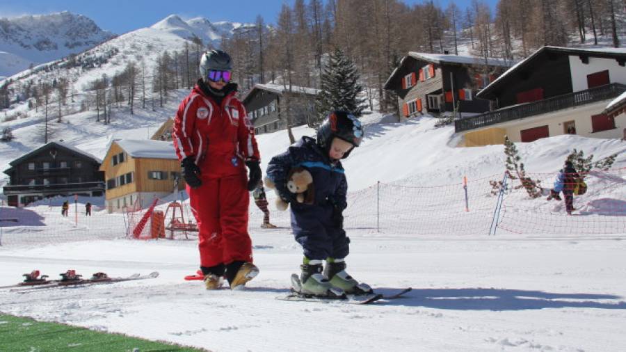Kinder lernen Skifahren - Die richtige Ausrüstung
